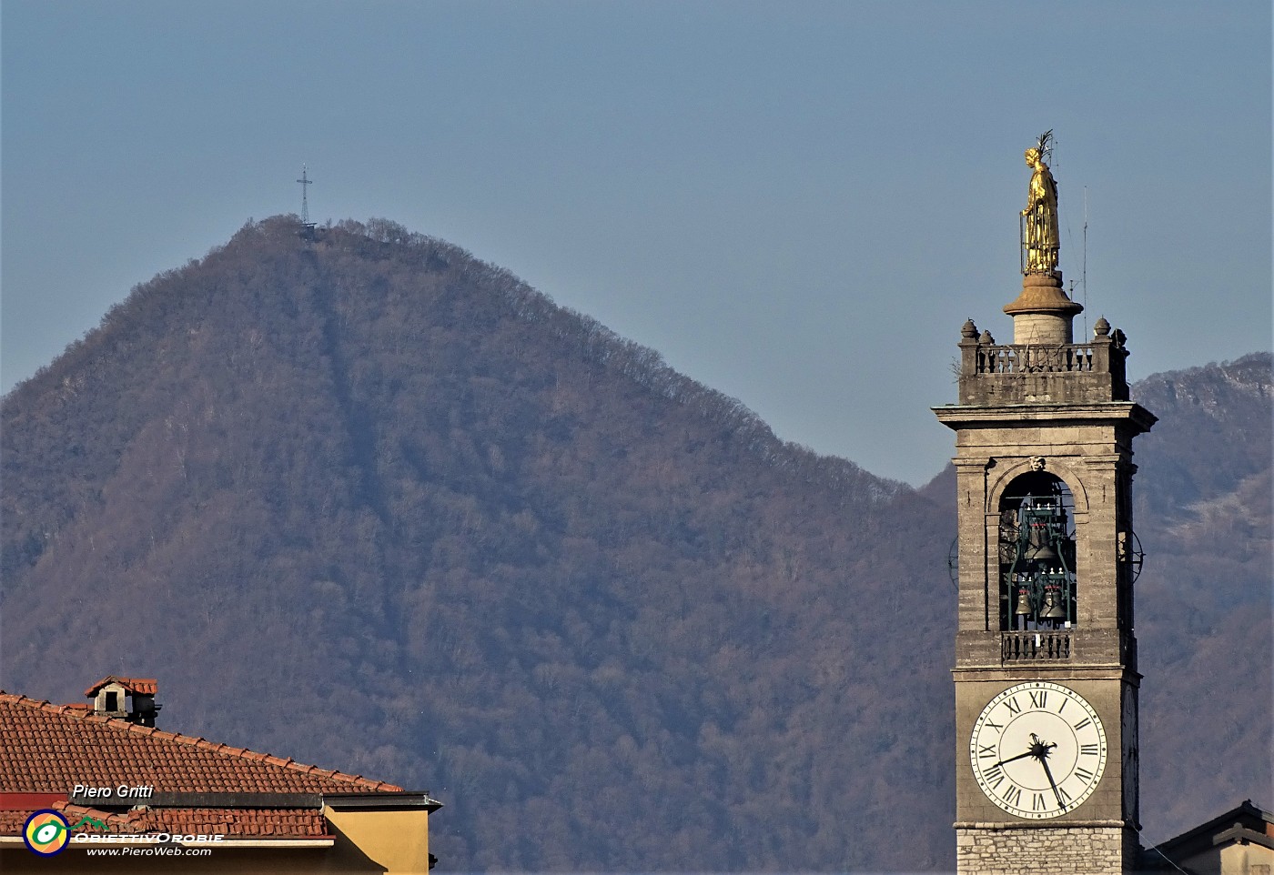 03 Partenza da Zogno alle 8.30 al campanile di S. Lorenzo al fianco del Monte Ubione (895 m).JPG